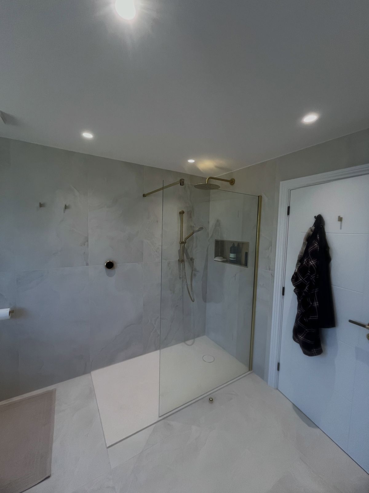 Large walk-in shower in the en-suite