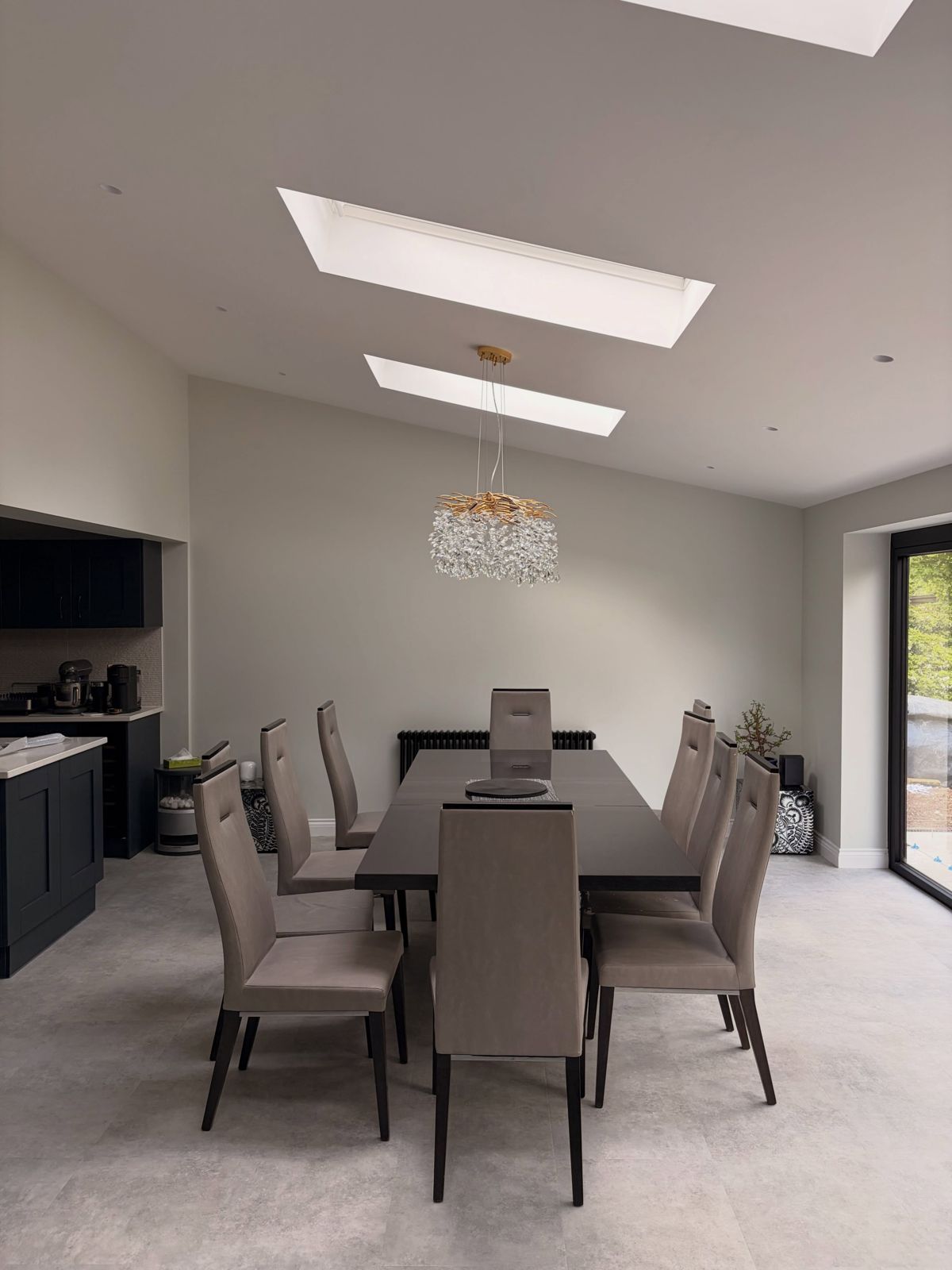 Dining area leading through to the kitchen